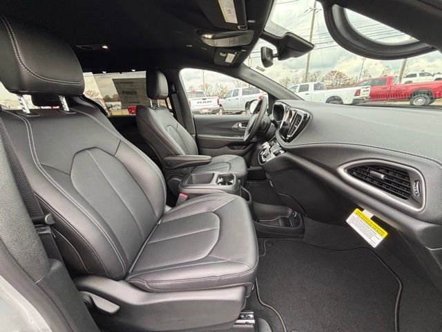 New 2026 Chrysler Pacifica Select image 7