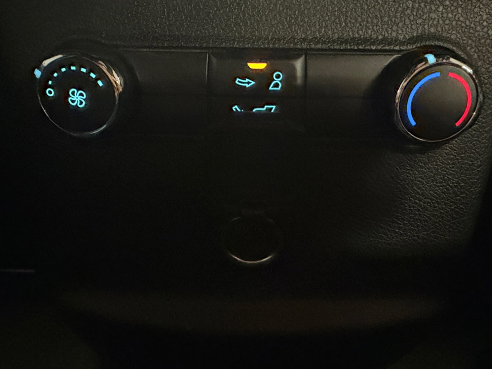 Used 2018 Ford Explorer XLT FWD image 16