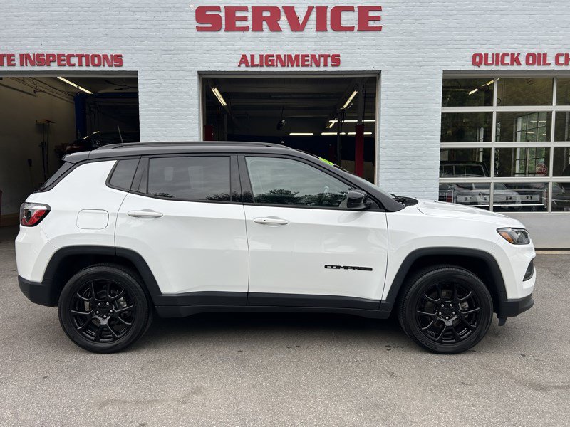Used 2022 Jeep Compass Latitude w/ Sun and Sound Group AWD/4WD image 8