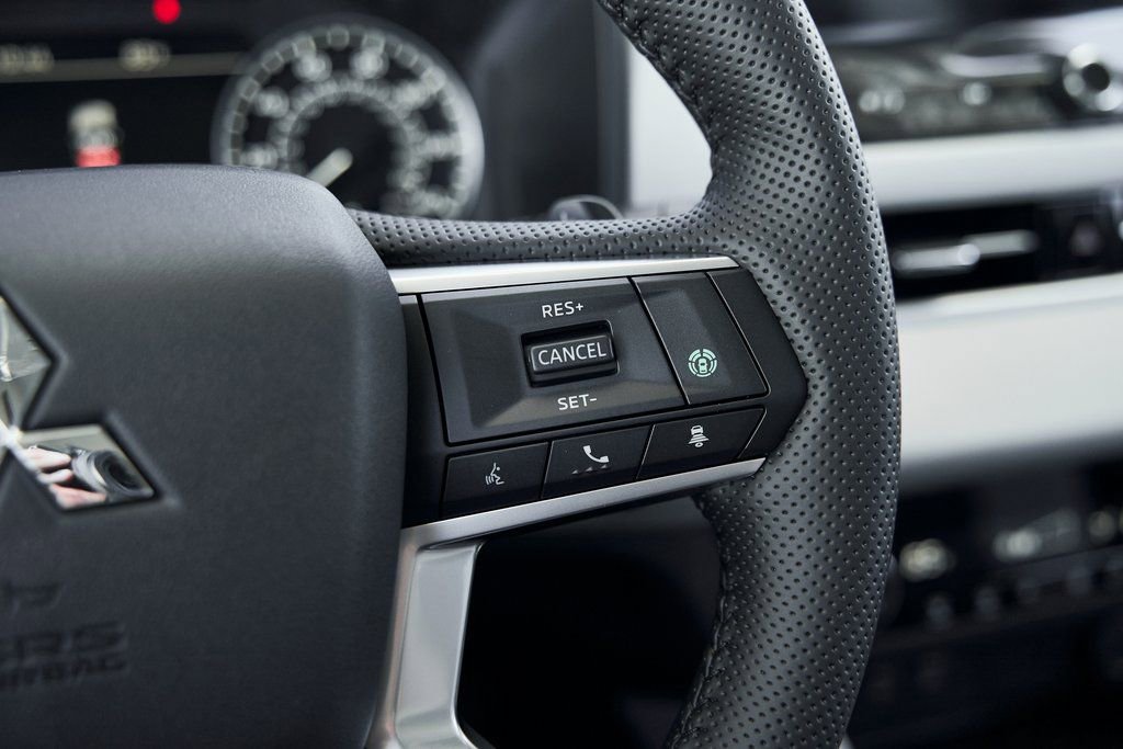 Used 2025 Mitsubishi Outlander SE FWD image 38