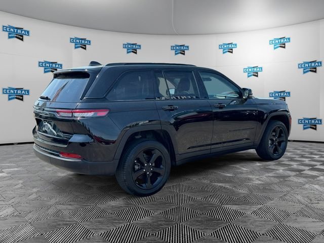 Used 2023 Jeep Grand Cherokee Limited w/ Black Appearance Package AWD/4WD image 6