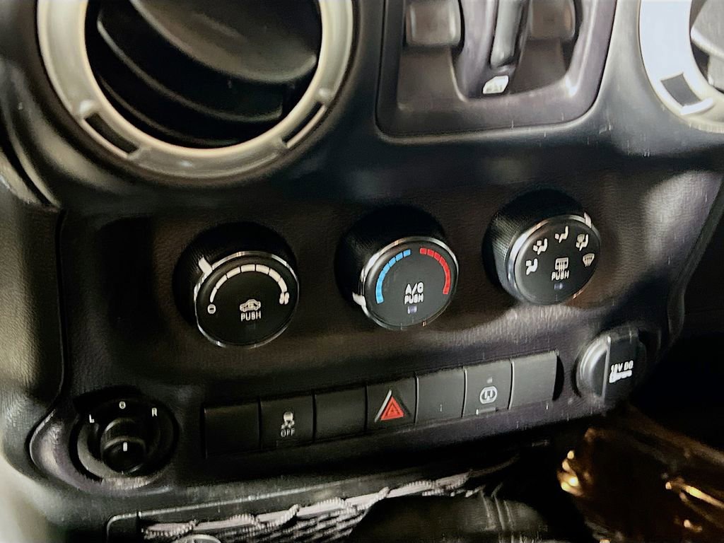 Used 2017 Jeep Wrangler Unlimited Sahara w/ Max Tow Package image 15