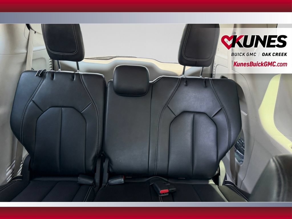 Used 2024 Chrysler Pacifica Touring-L FWD image 36