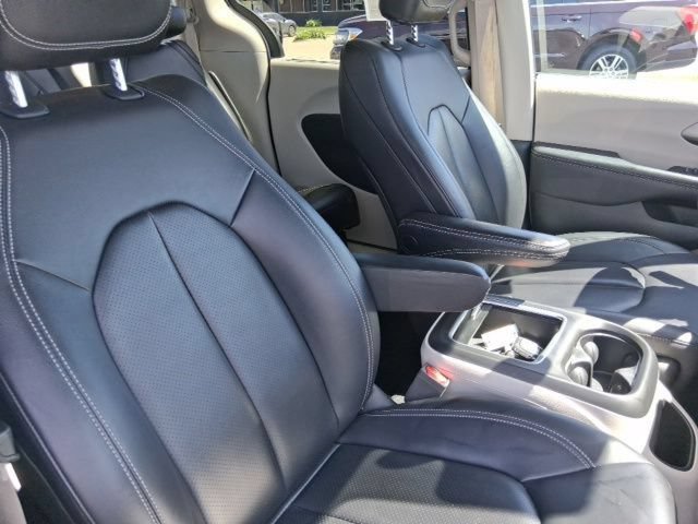 Used 2024 Chrysler Pacifica Touring-L FWD image 12