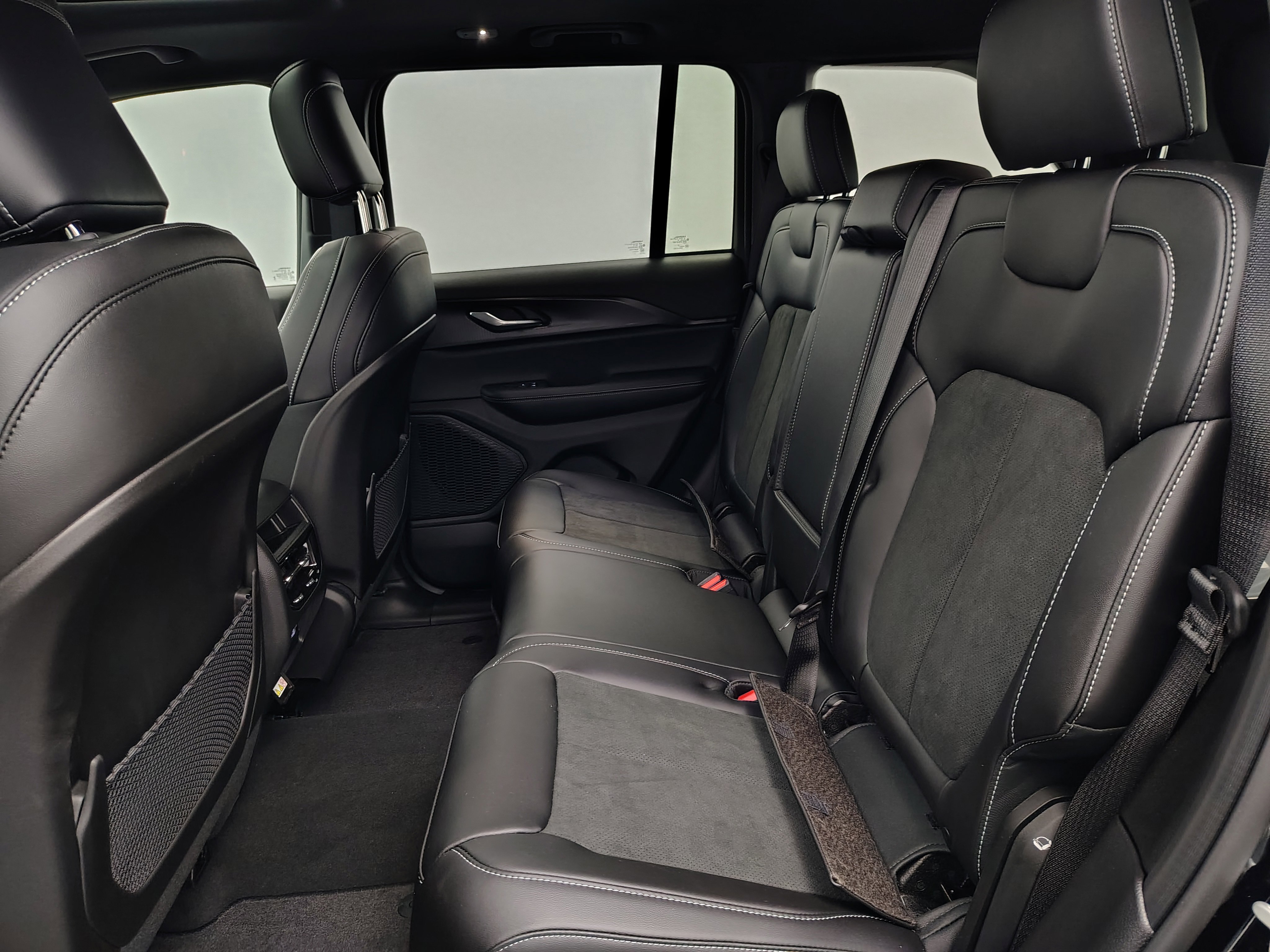 New 2025 Jeep Grand Cherokee Altitude image 20