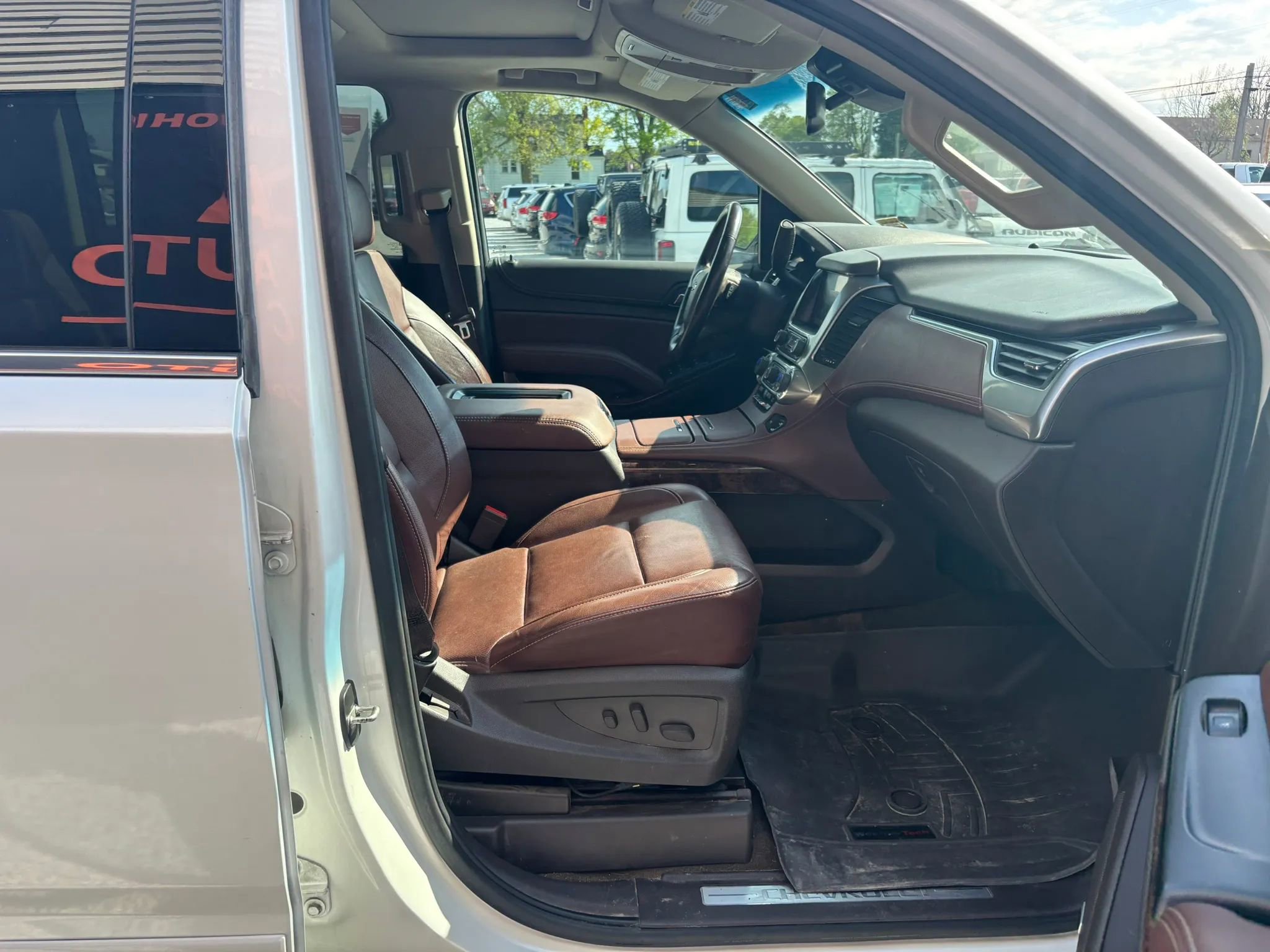 Used 2017 Chevrolet Suburban Premier AWD/4WD image 17