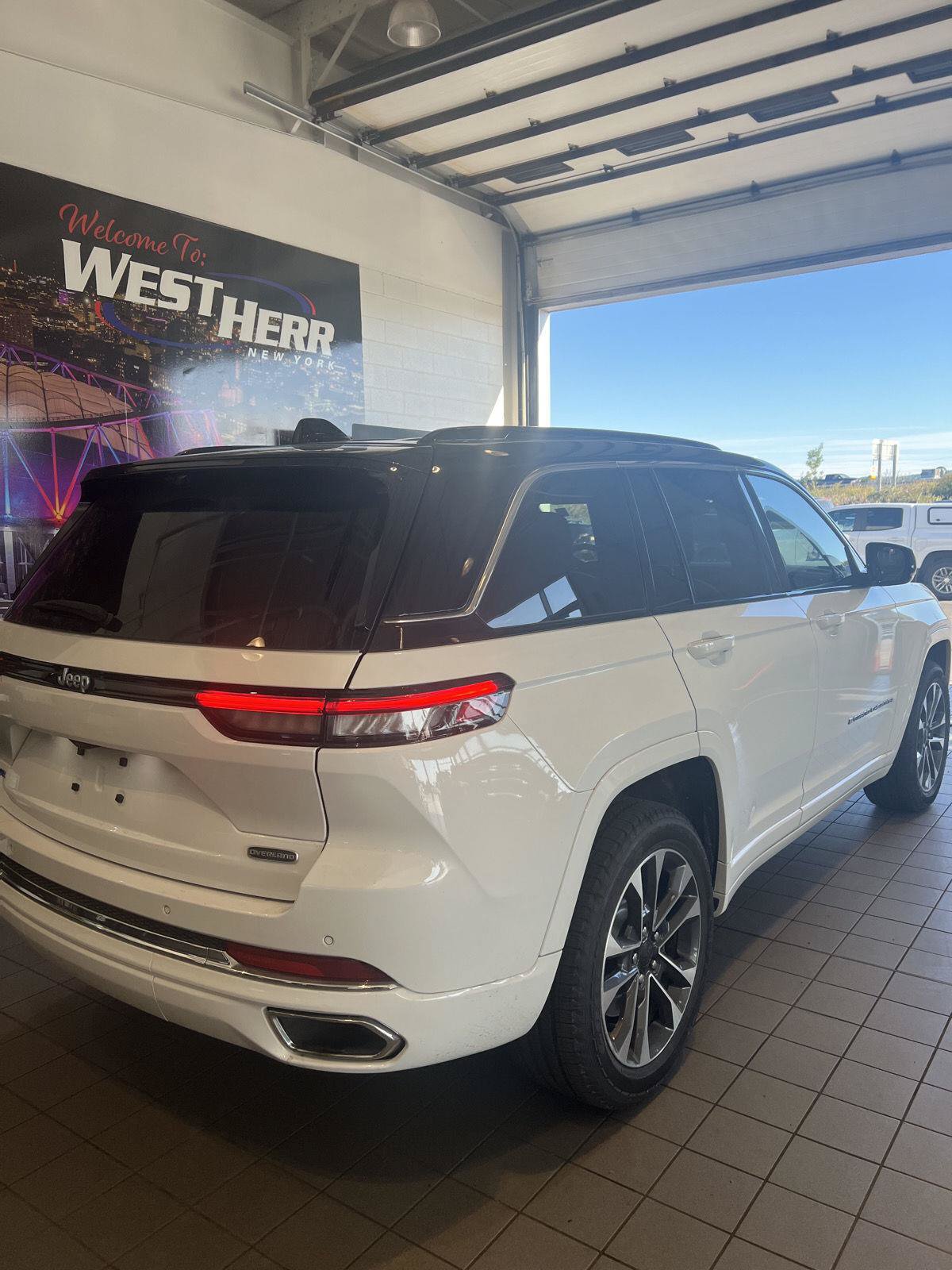 Used 2024 Jeep Grand Cherokee Overland w/ Luxury Tech Group IV AWD/4WD image 42