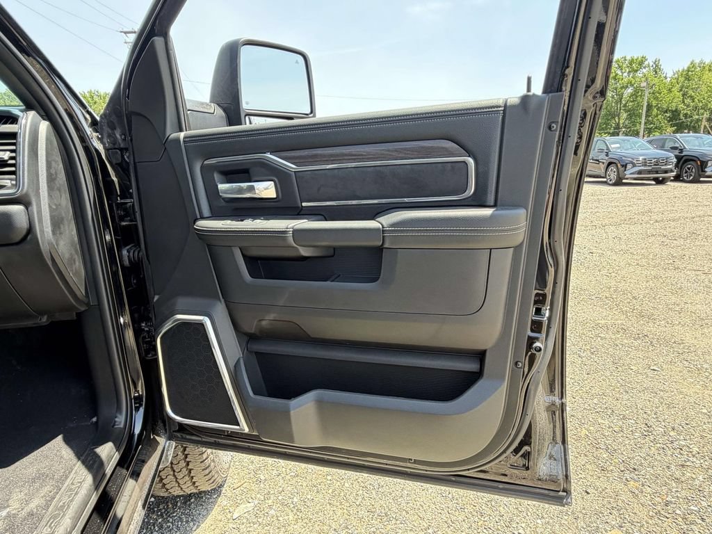 New 2026 RAM 2500 Laramie w/ Night Edition AWD/4WD image 8