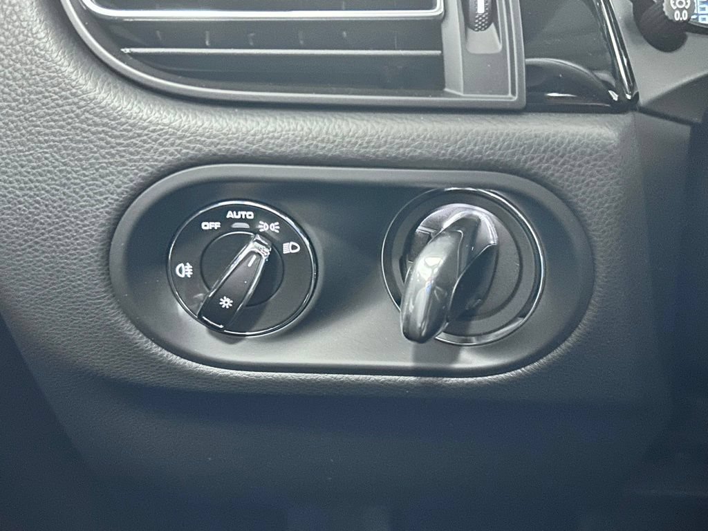 Certified 2026 Porsche Macan AWD/4WD image 11