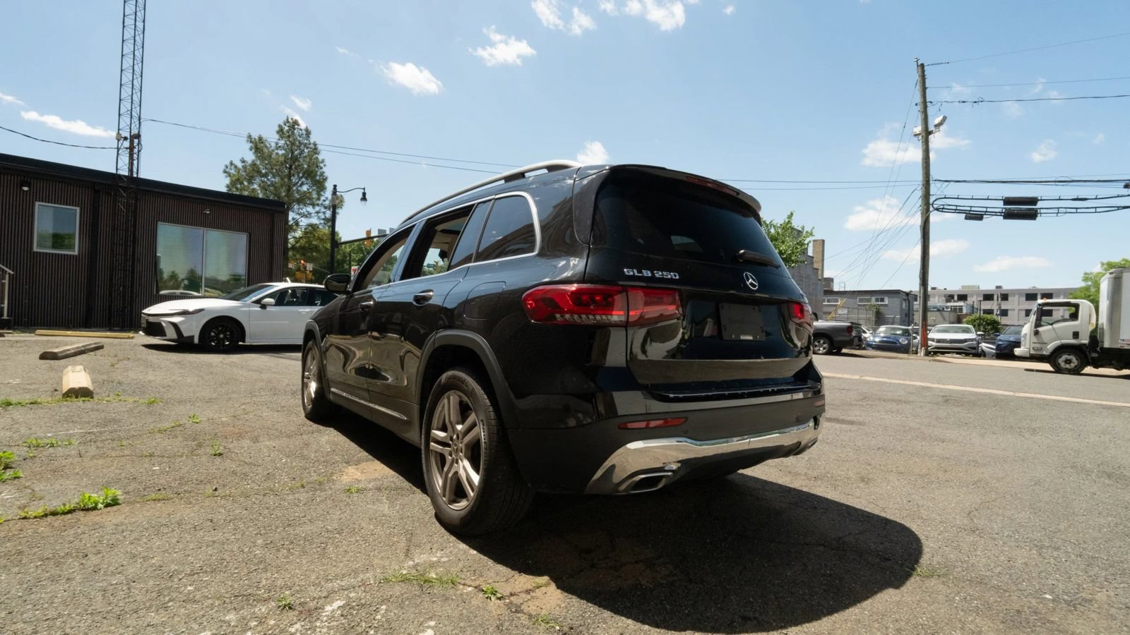Used 2021 Mercedes-Benz GLB 250 4MATIC w/ Premium Package image 5