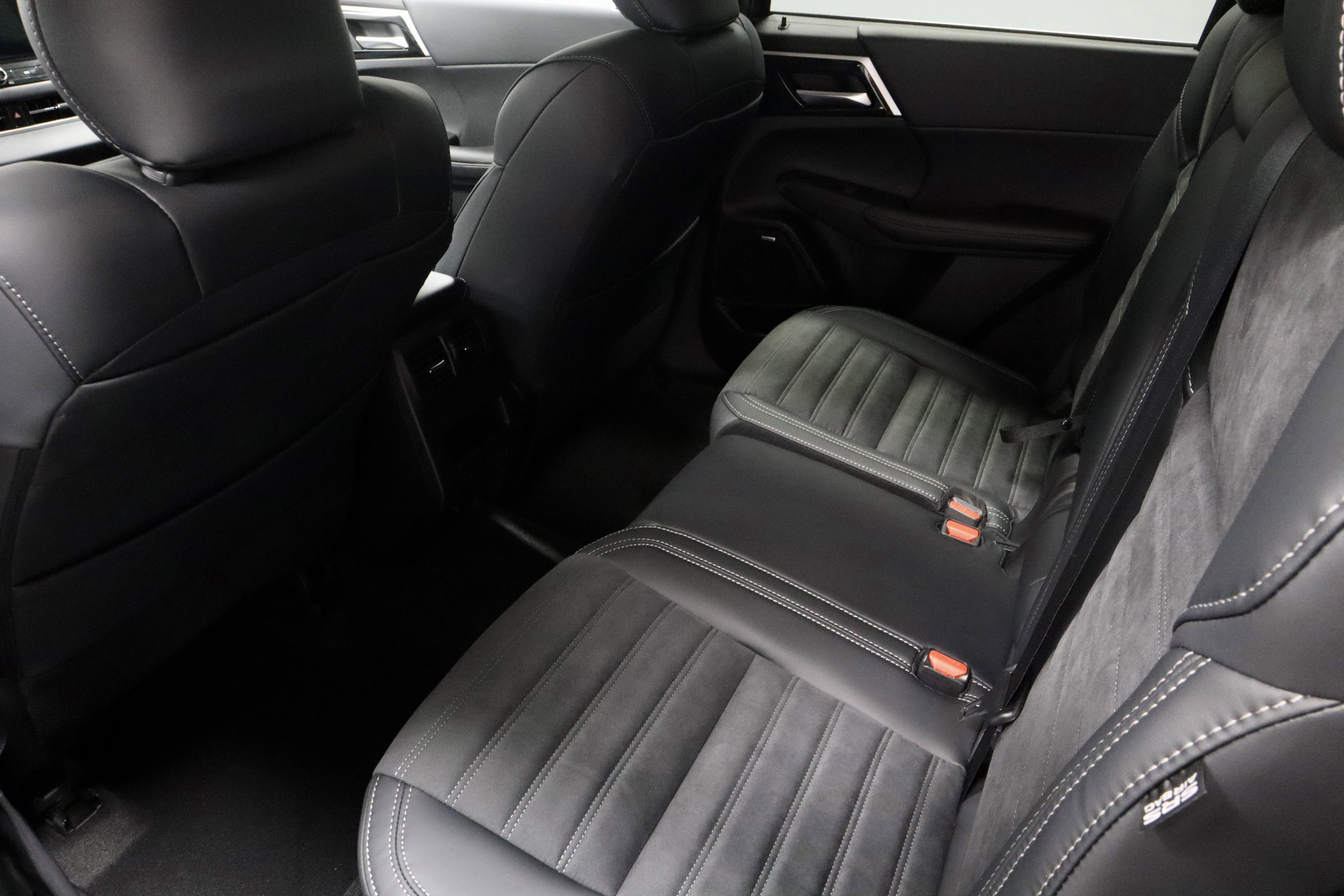 New 2026 Mitsubishi Outlander SE image 14