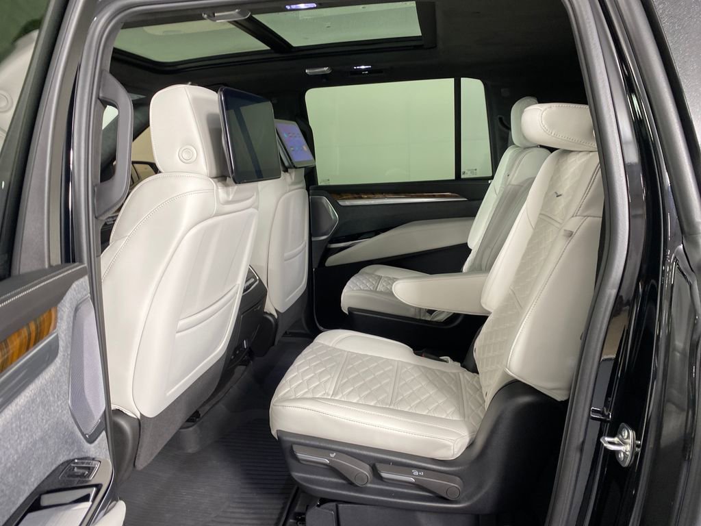 Used 2025 Cadillac Escalade ESV Sport Platinum w/ LPO, ONYX Package image 29