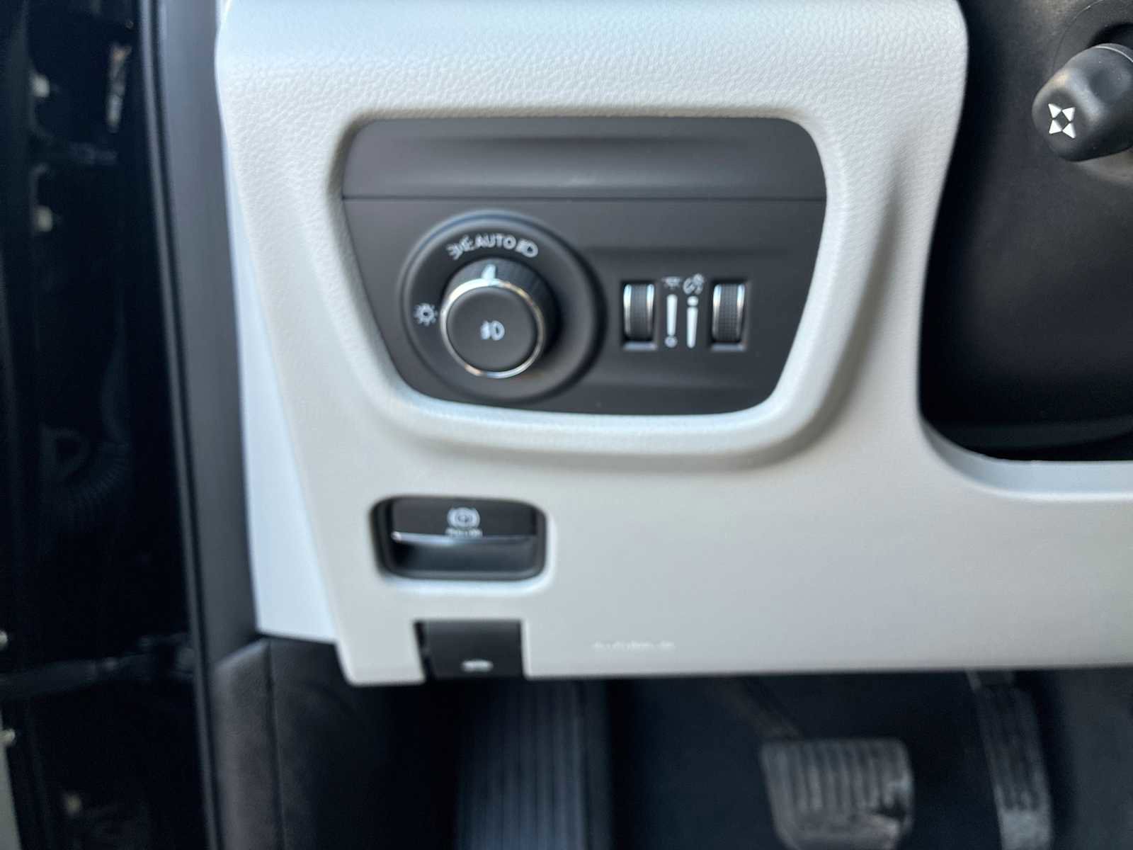 Used 2023 Jeep Grand Cherokee Overland w/ Advanced Protech Group III image 18