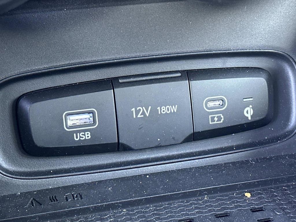 Used 2024 Hyundai Venue Limited image 21