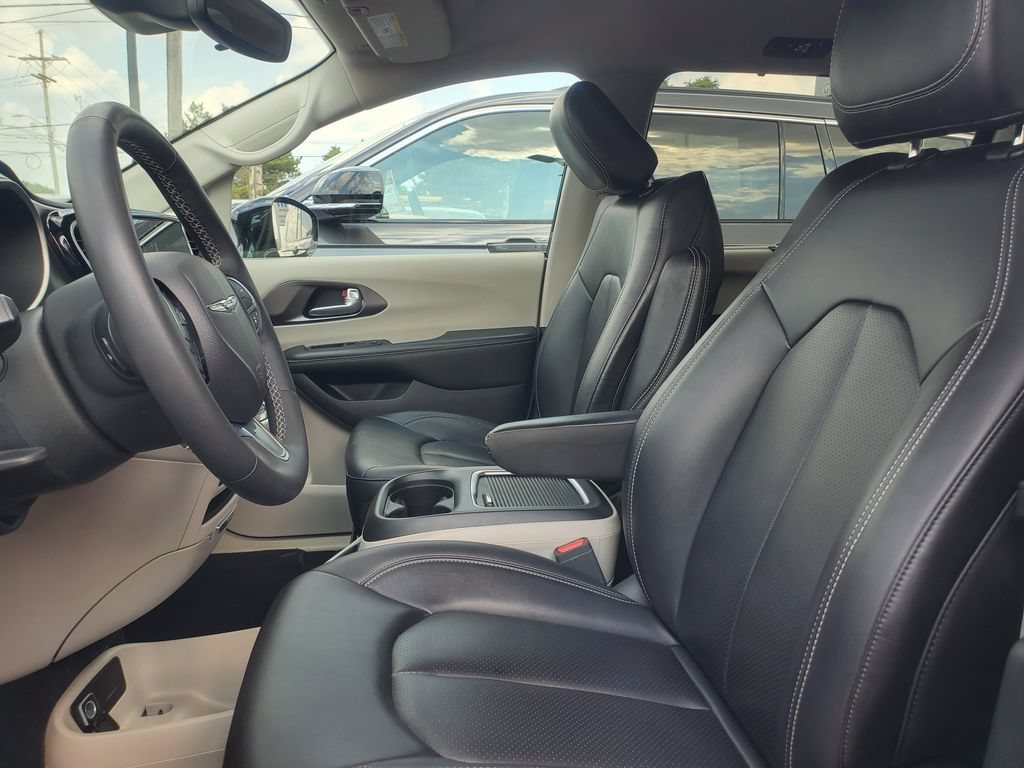 Used 2024 Chrysler Pacifica Touring-L FWD image 5