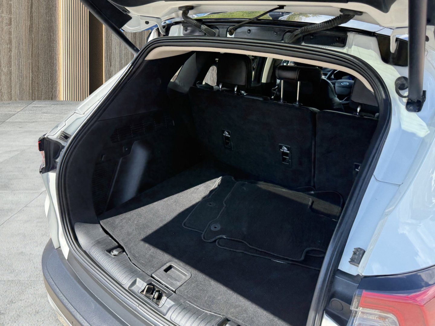 Used 2020 Ford Escape Titanium image 18