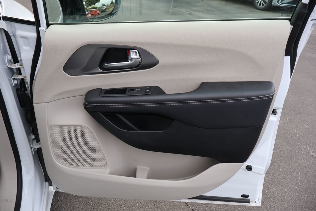 Used 2024 Chrysler Pacifica Touring-L FWD image 19
