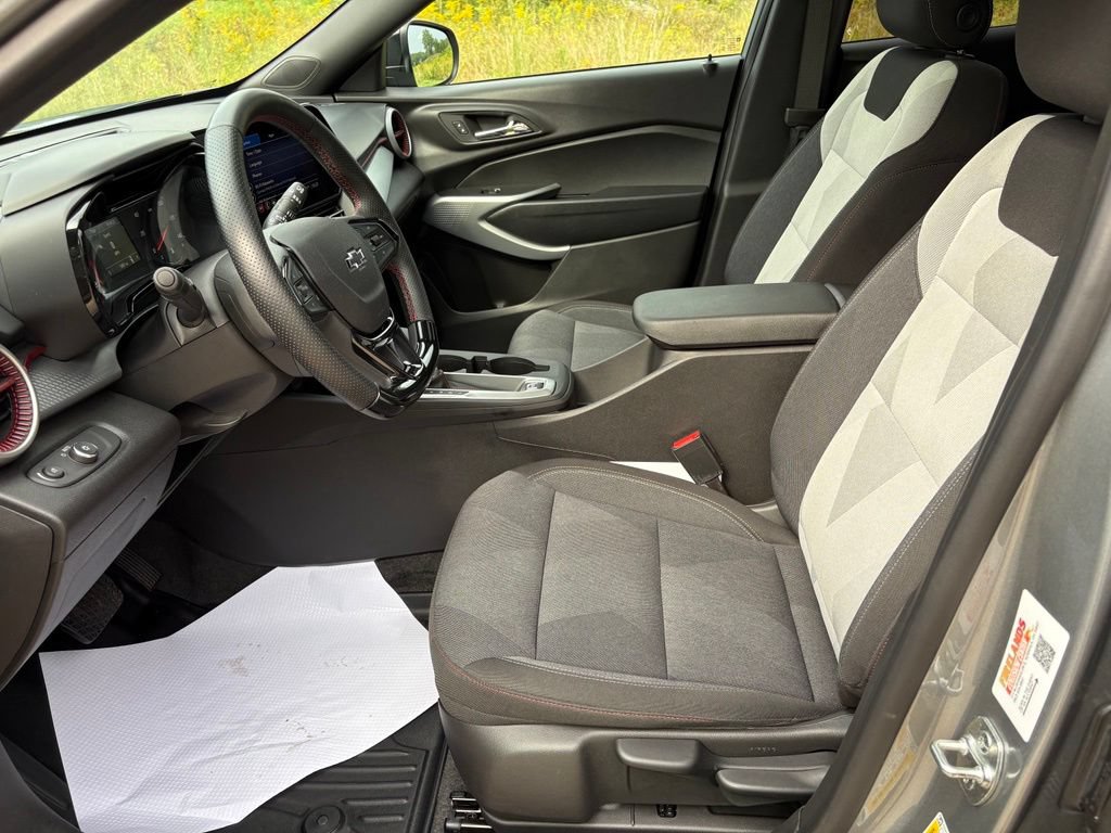 Used 2025 Chevrolet Trax RS w/ Sunroof Package FWD image 15
