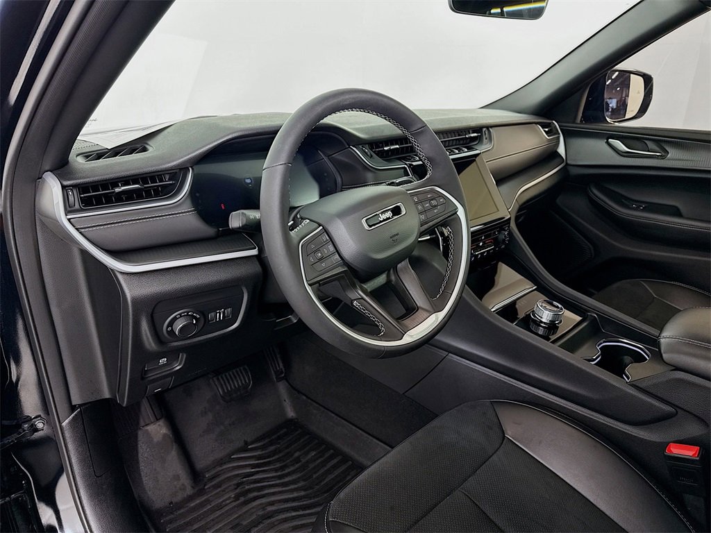 Used 2025 Jeep Grand Cherokee Altitude w/ Trailer Tow Package image 4