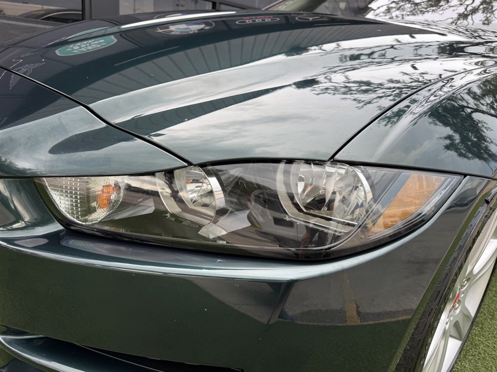 Used 2017 Jaguar XE Premium RWD image 10