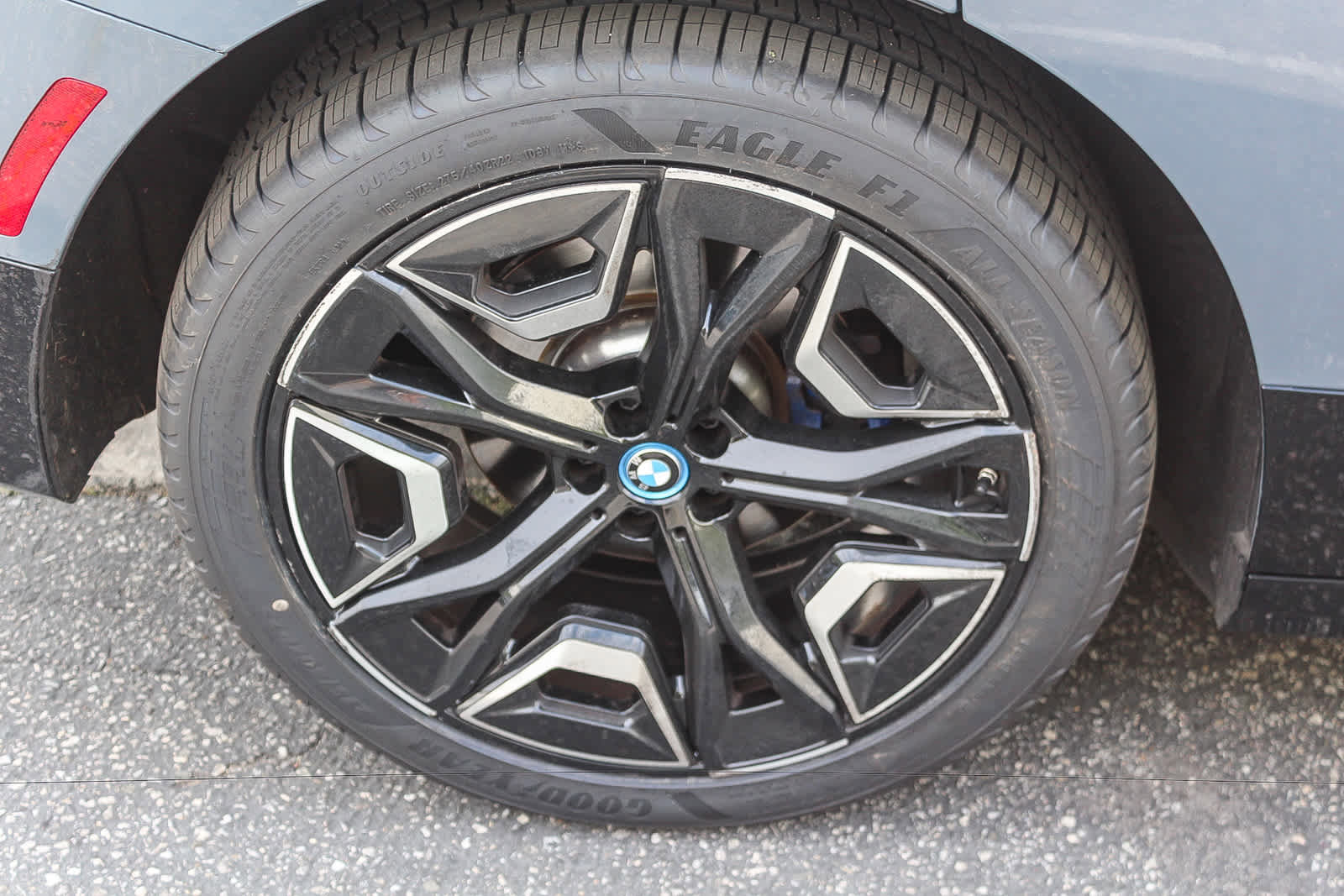 Used 2024 BMW iX xDrive50 w/ Sport Package AWD/4WD image 8