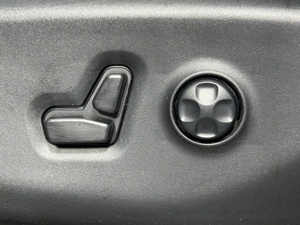 Used 2023 Chrysler Pacifica Touring-L image 31