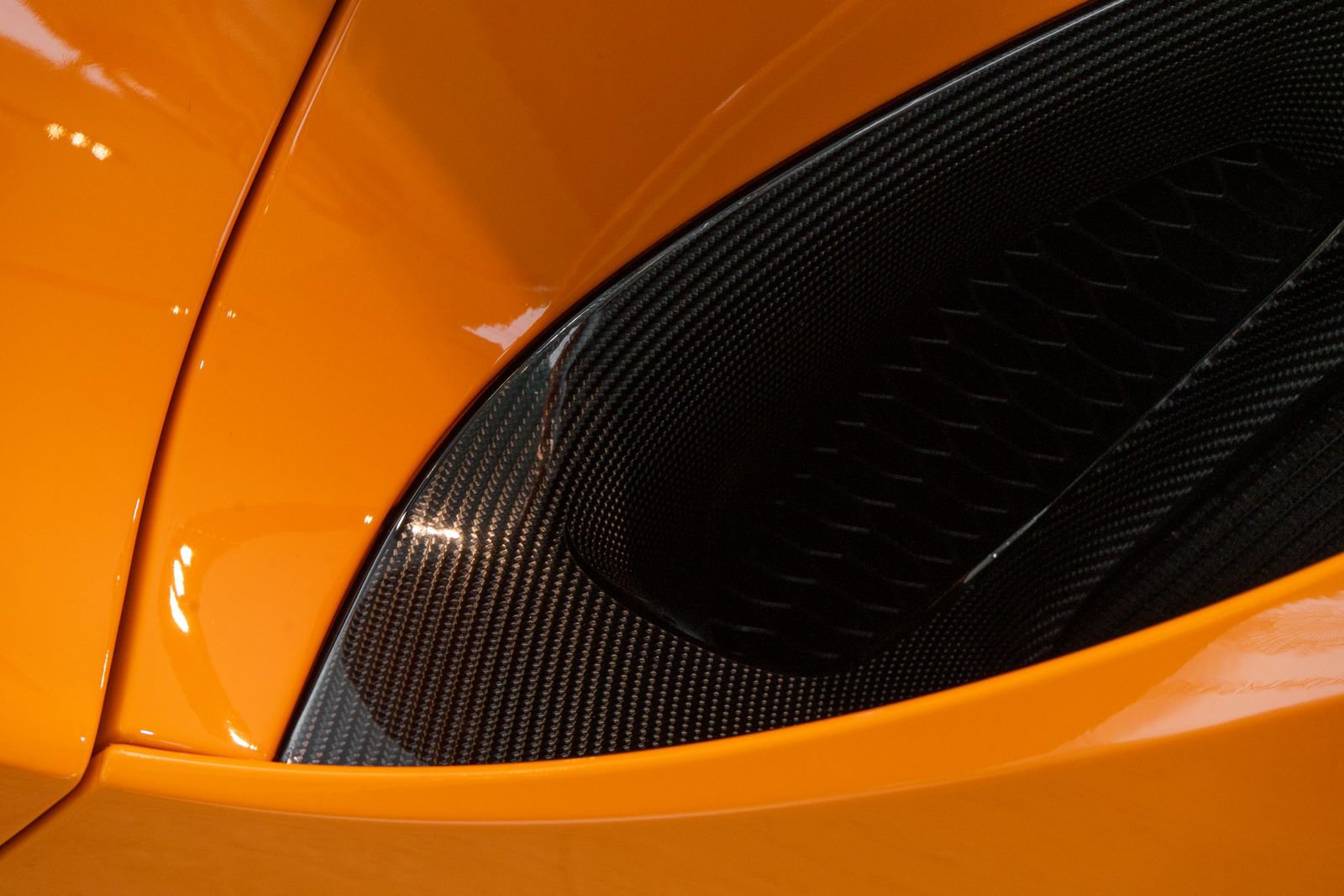Used 2026 McLaren Artura Spider RWD image 46