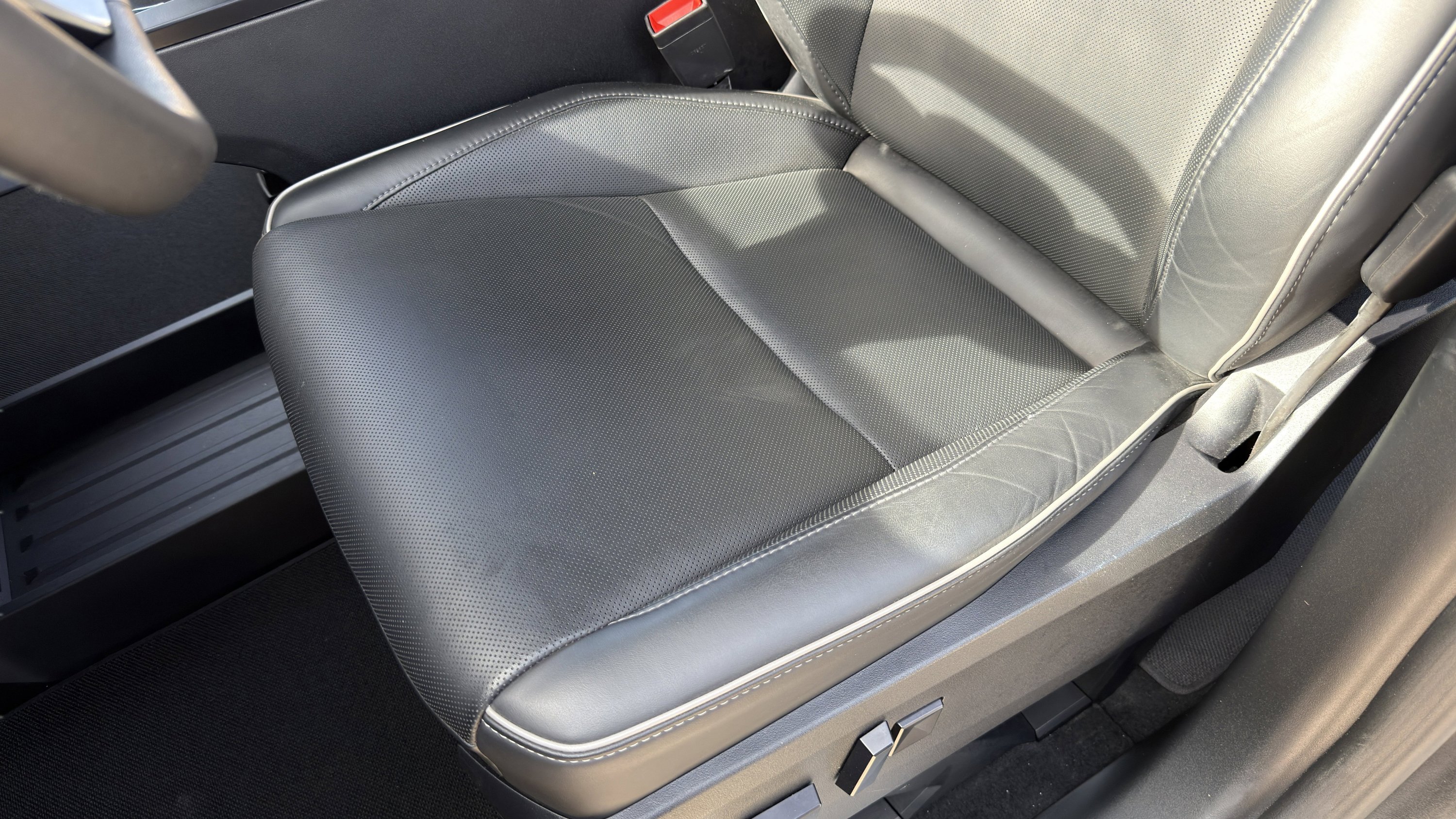 Used 2025 Tesla Cybertruck AWD Crew Cab image 18