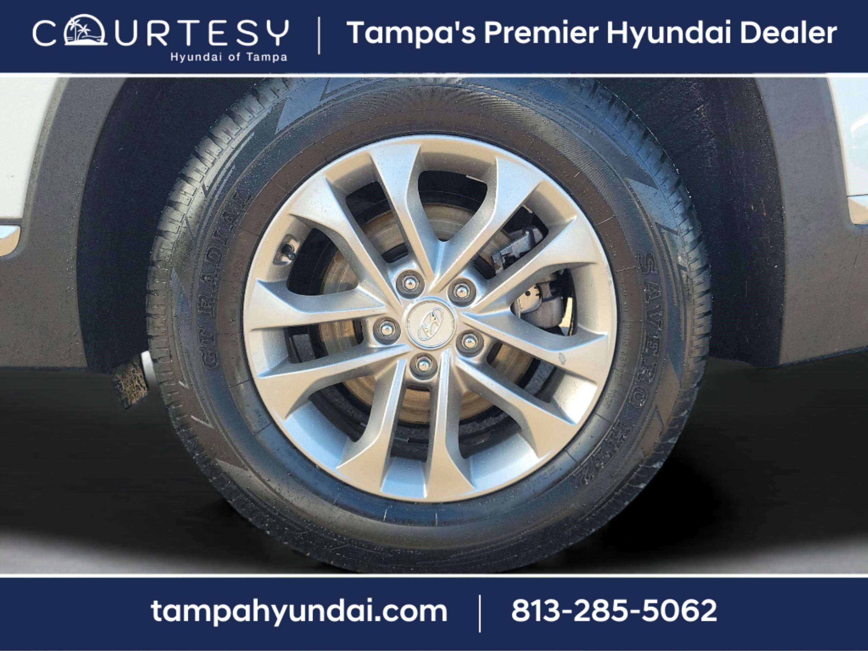 Used 2020 Hyundai Santa Fe SE image 5