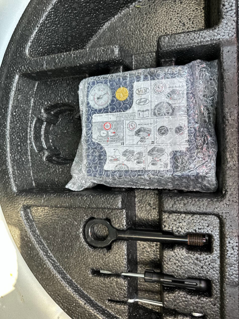 Used 2013 Hyundai Veloster w/ Style Pkg image 37