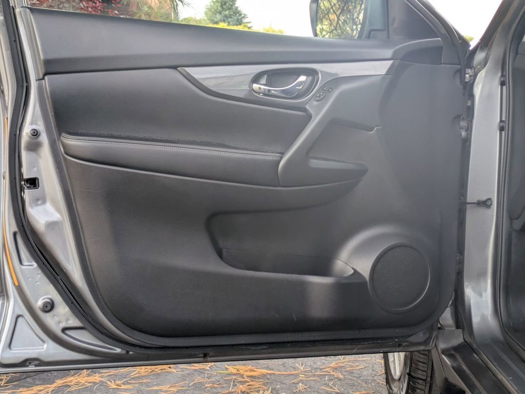 Used 2017 Nissan Rogue S image 11