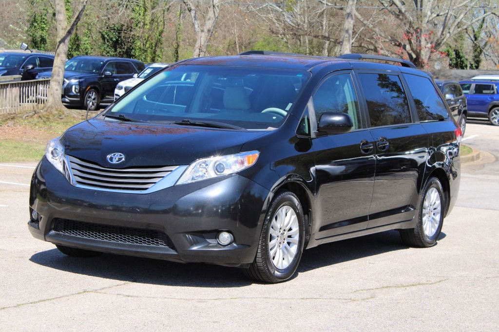 Used 2012 Toyota Sienna XLE image 3