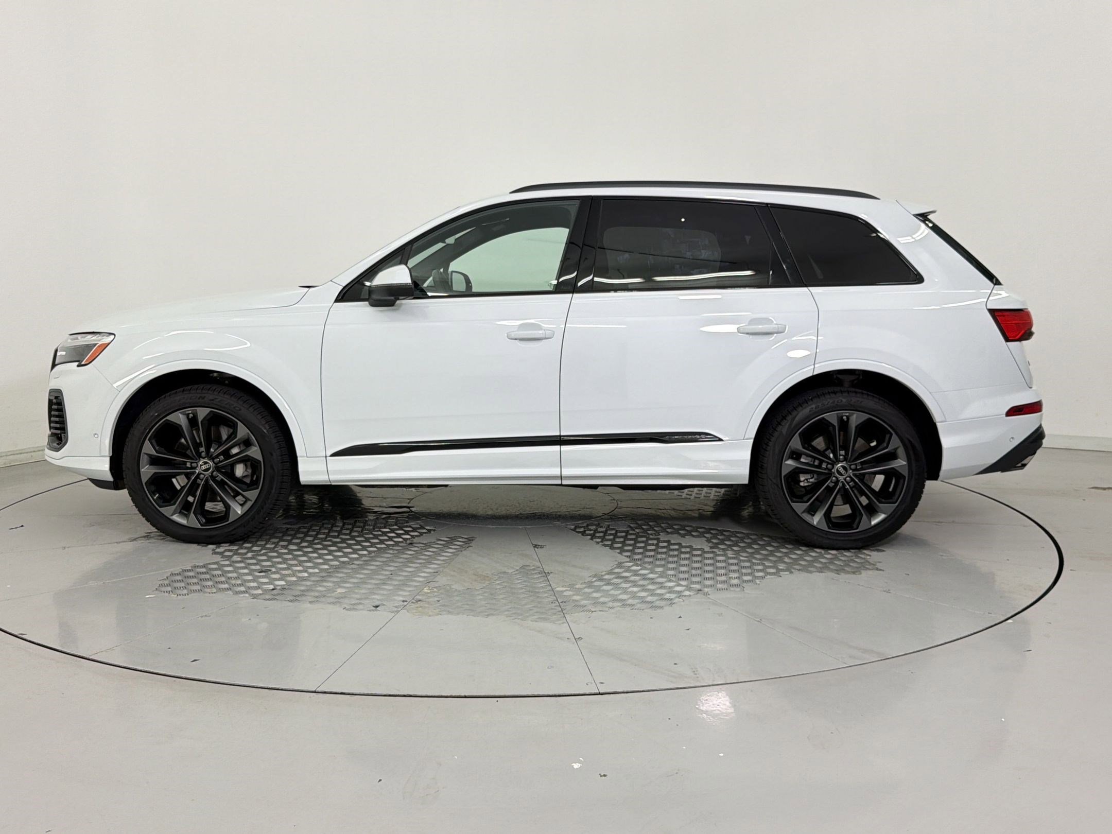 Used 2025 Audi Q7 3.0T Premium Plus AWD/4WD image 2