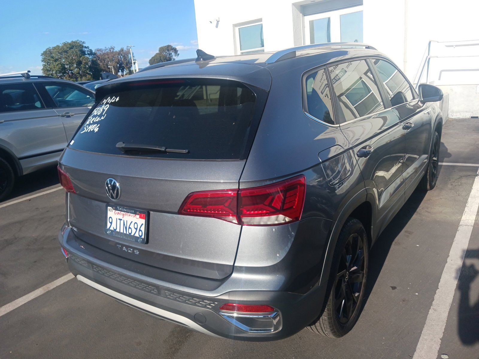 Used 2023 Volkswagen Taos SE w/ Panoramic Sunroof Package FWD image 3