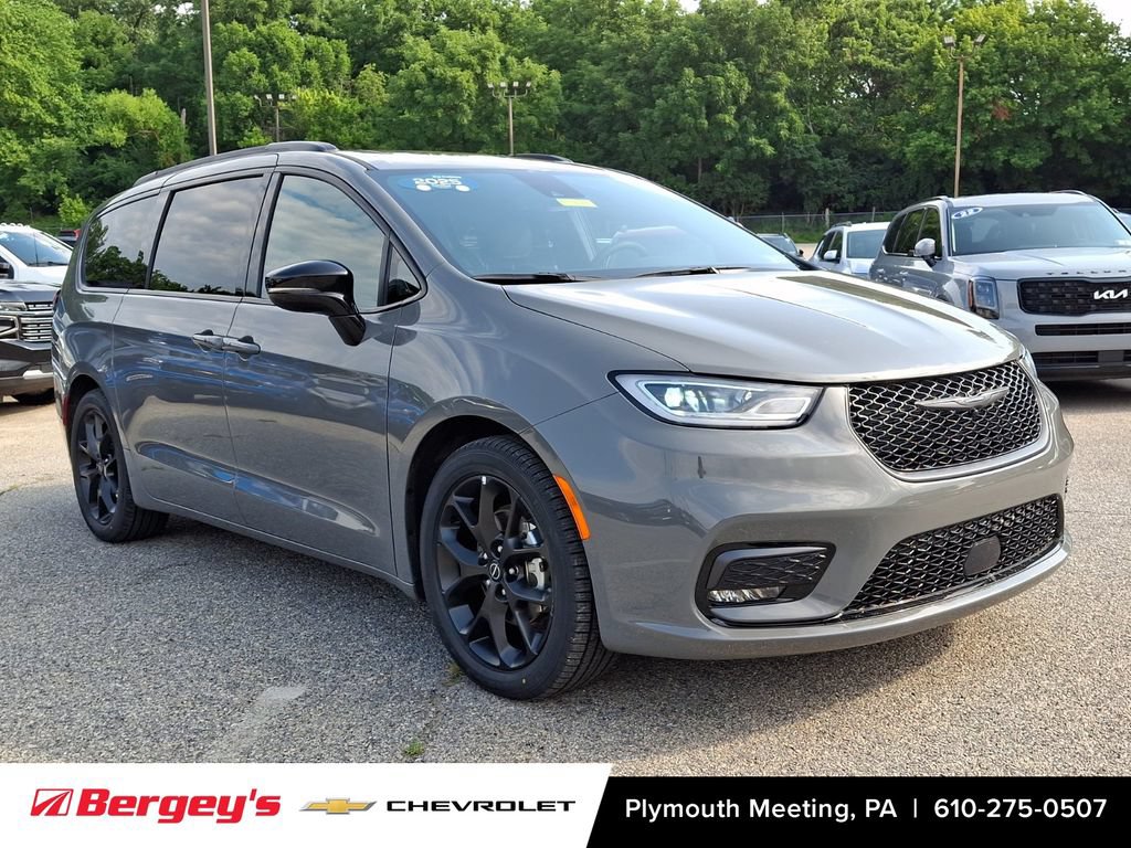 Used 2025 Chrysler Pacifica Limited FWD image 2