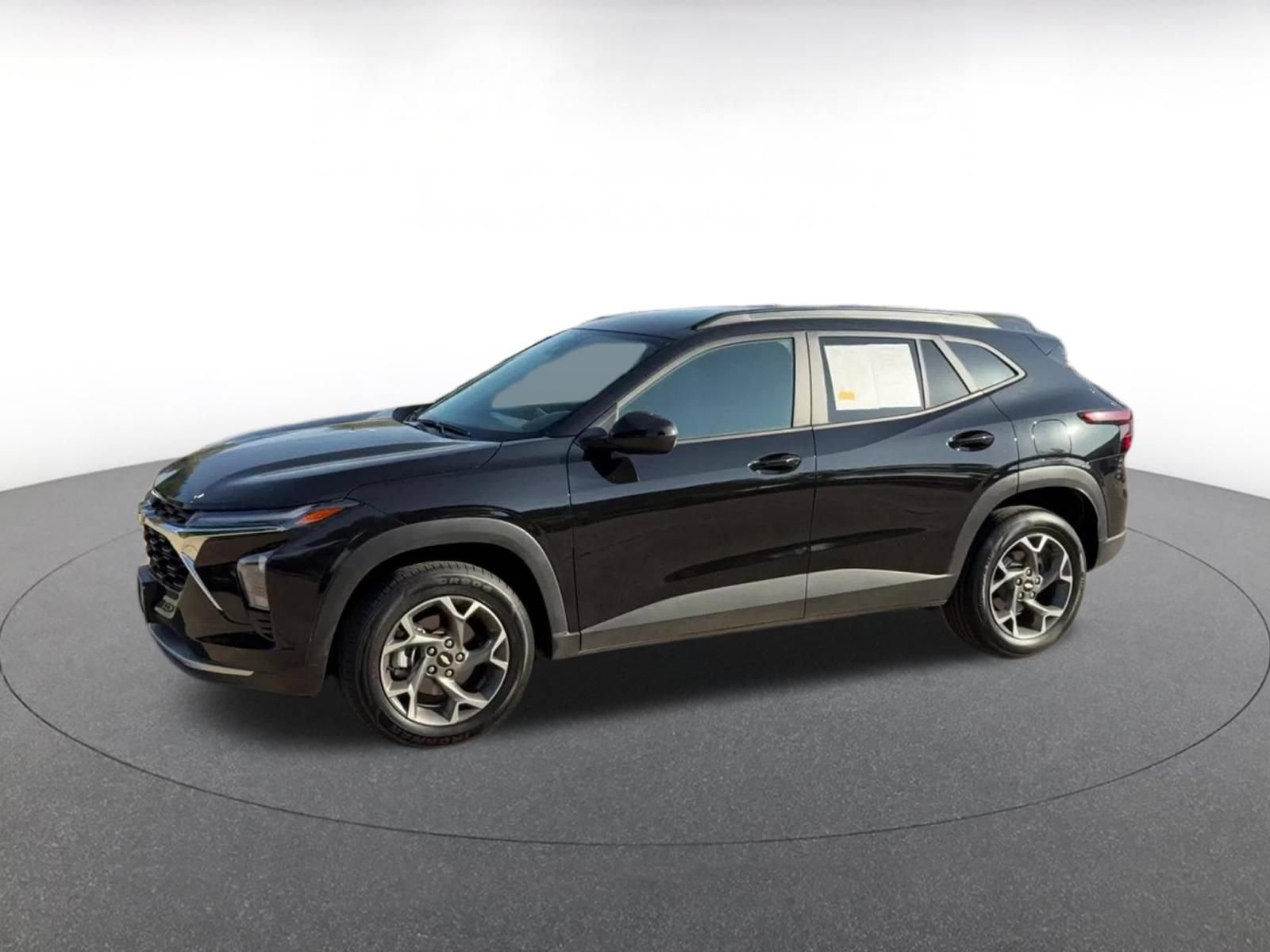 Used 2025 Chevrolet Trax LT w/ LT Convenience Package FWD image 8