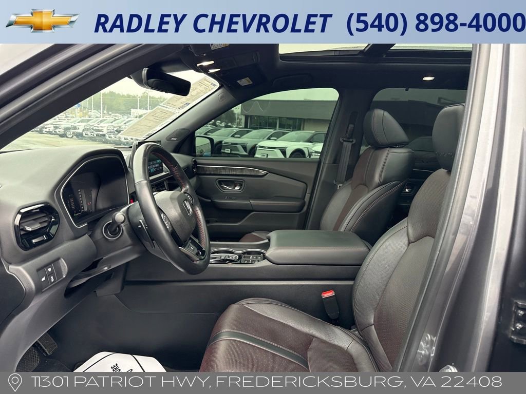 Used 2025 Honda Pilot Black Edition image 3