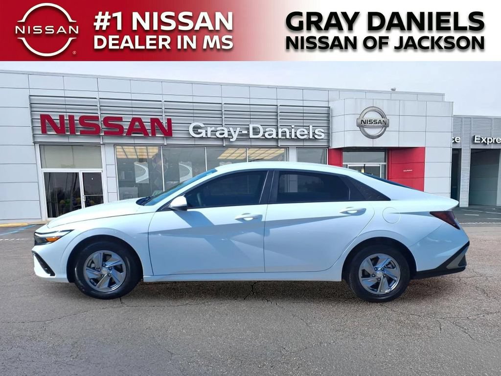 Used 2025 Hyundai Elantra SE FWD image 4