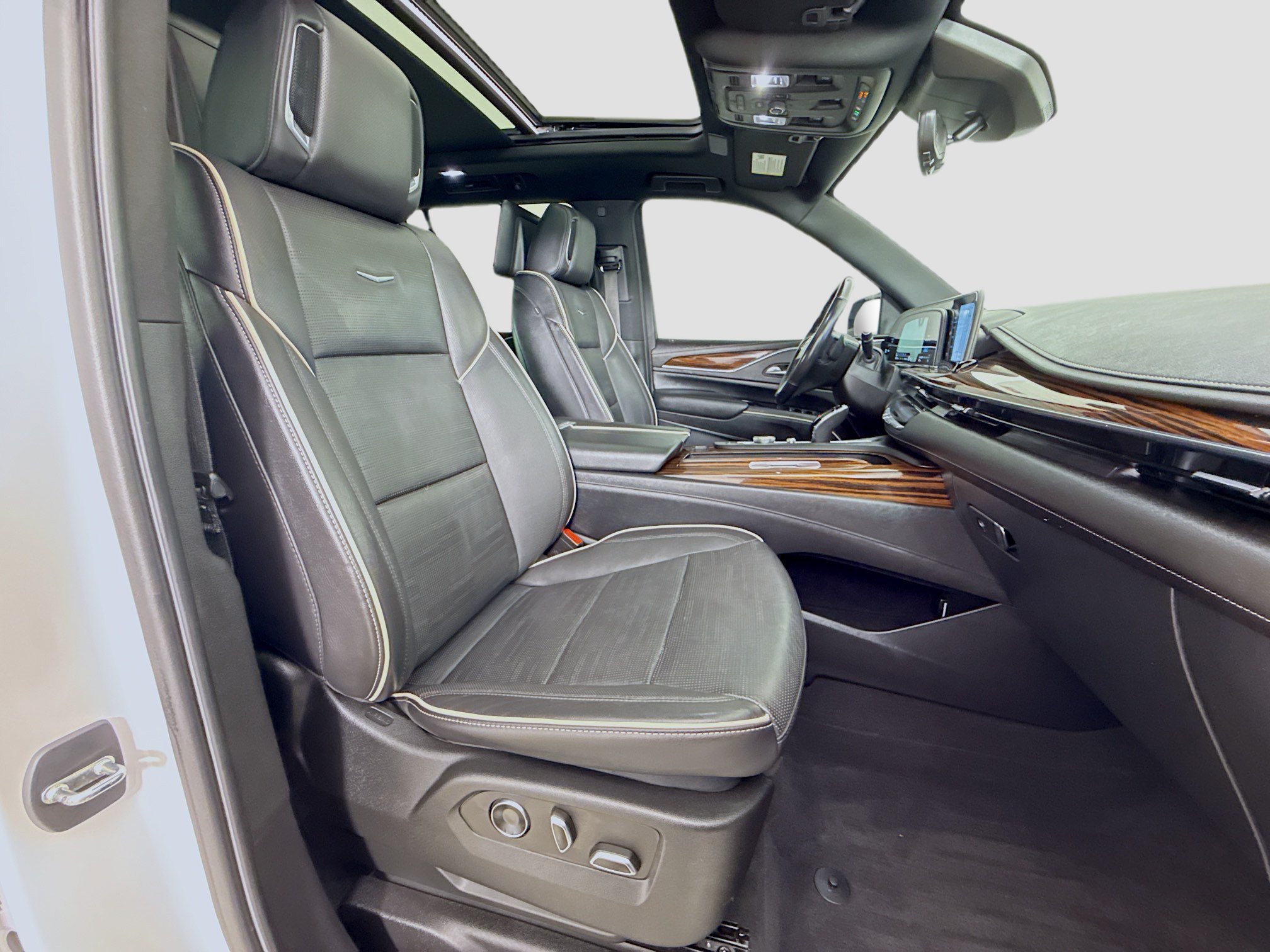 Used 2021 Cadillac Escalade Premium Luxury RWD image 33
