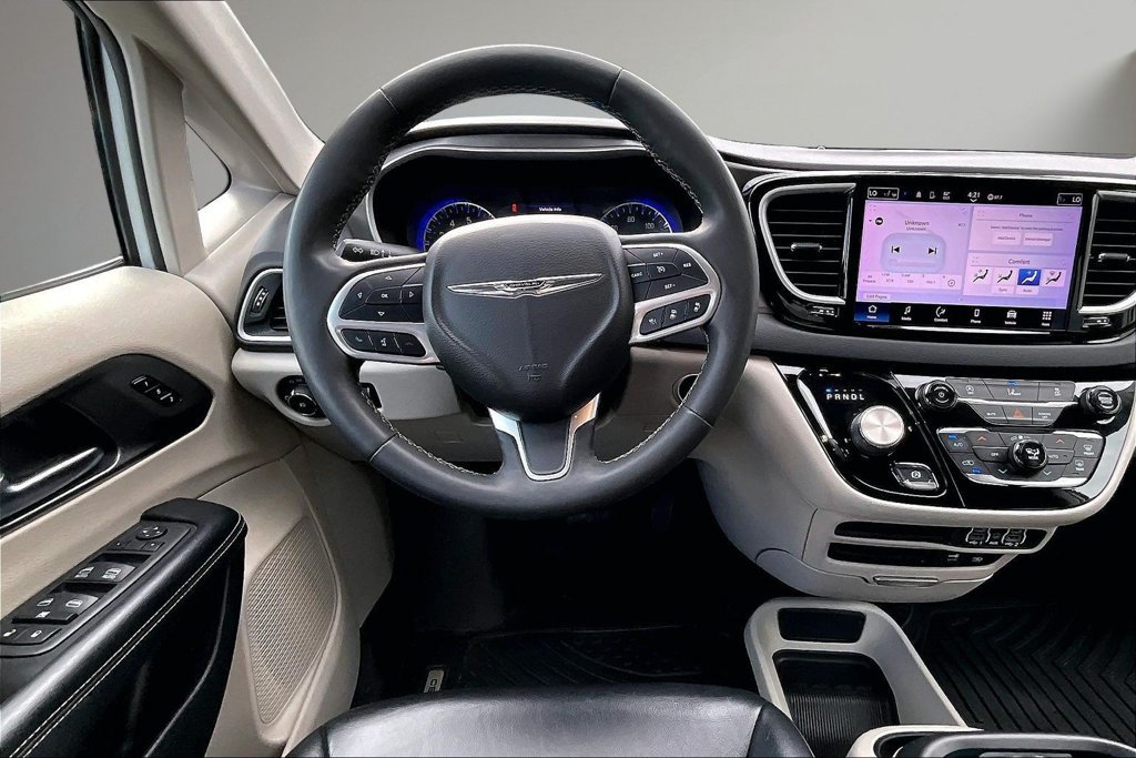 Used 2022 Chrysler Pacifica Touring-L FWD image 9