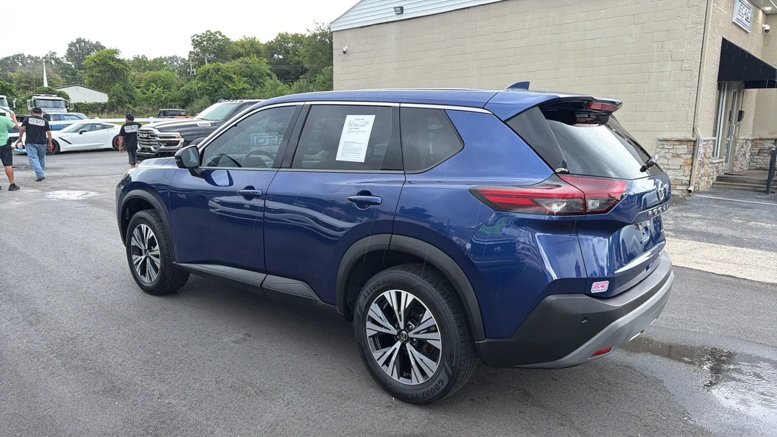 Used 2021 Nissan Rogue SV FWD image 3
