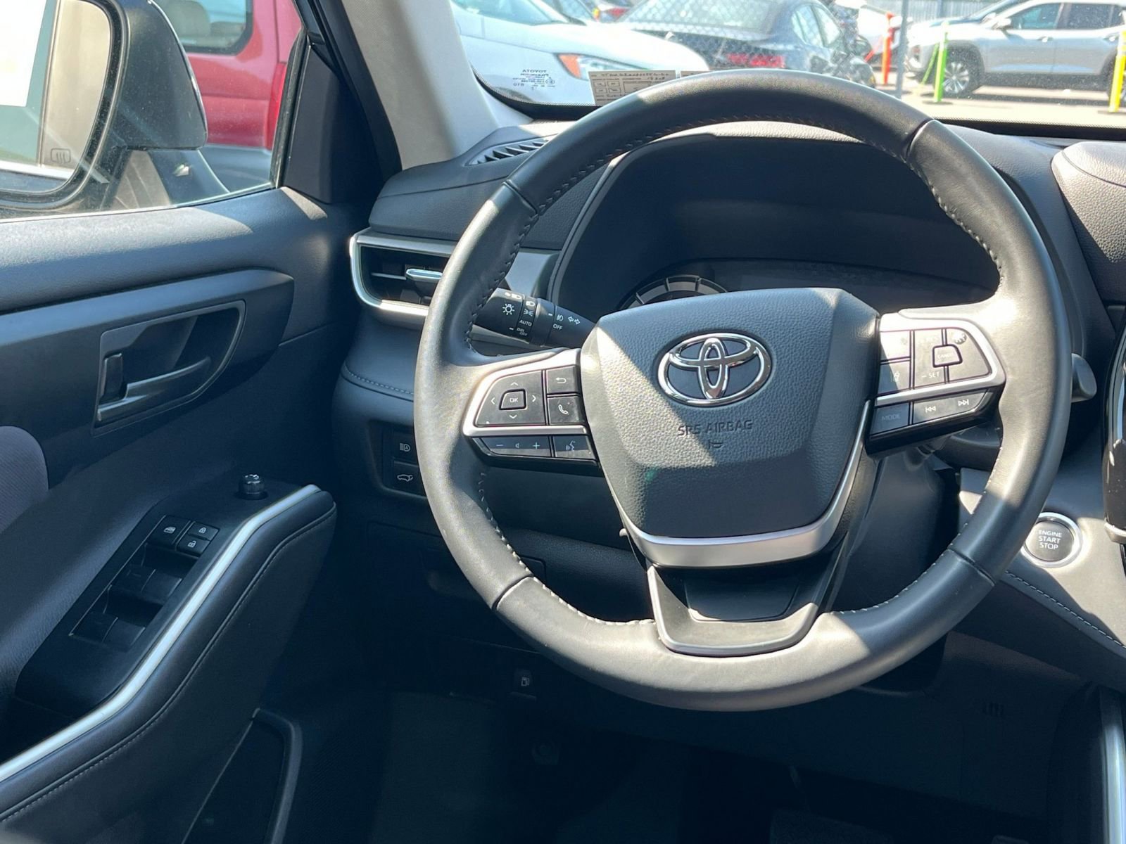 Used 2025 Toyota Highlander LE FWD image 29