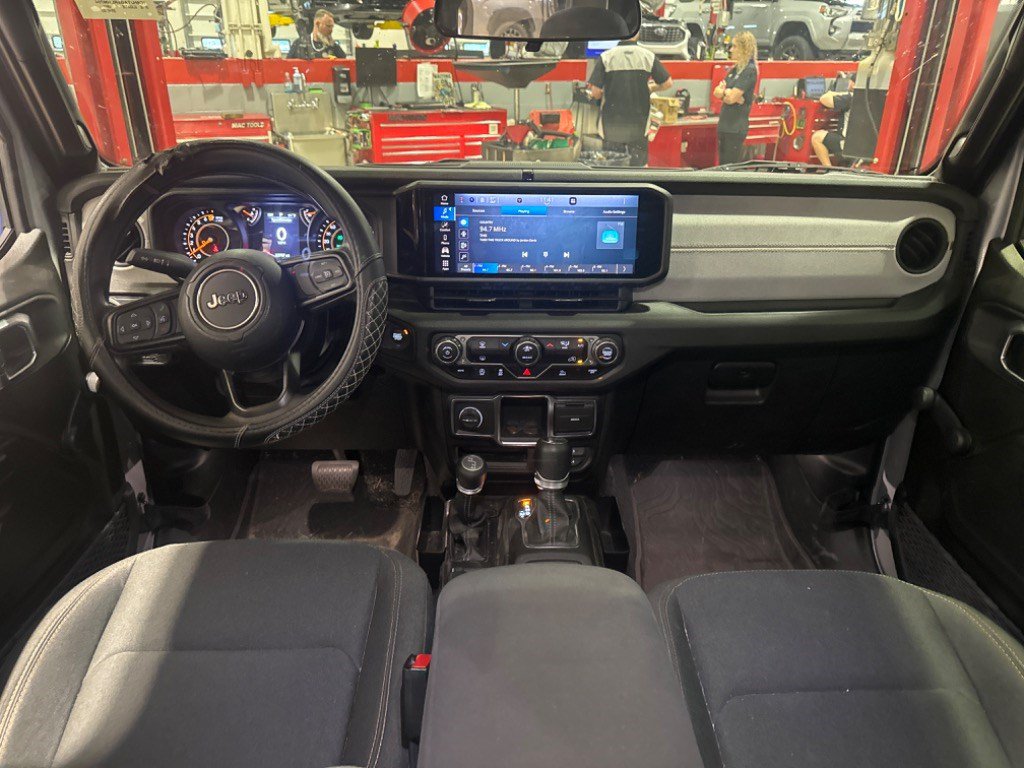 Used 2024 Jeep Gladiator Sport AWD/4WD image 7