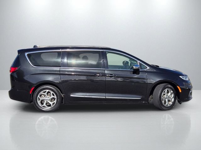 Used 2023 Chrysler Pacifica Limited image 3