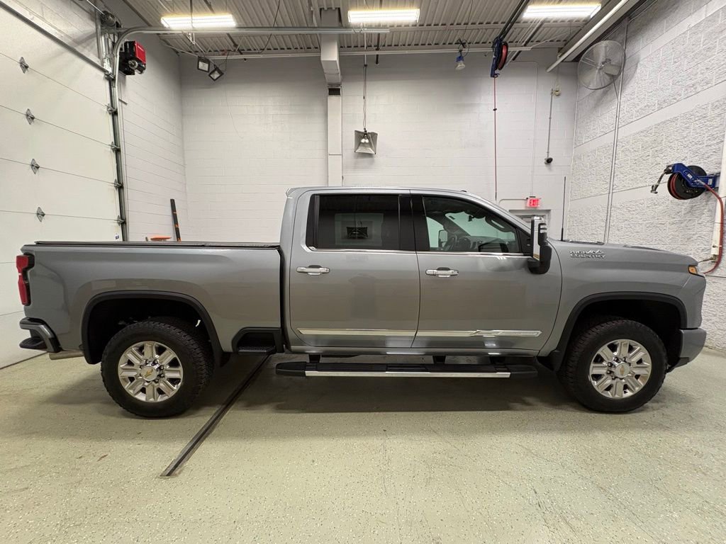 Used 2024 Chevrolet Silverado 3500 High Country w/ High Country Premium Package AWD/4WD image 3