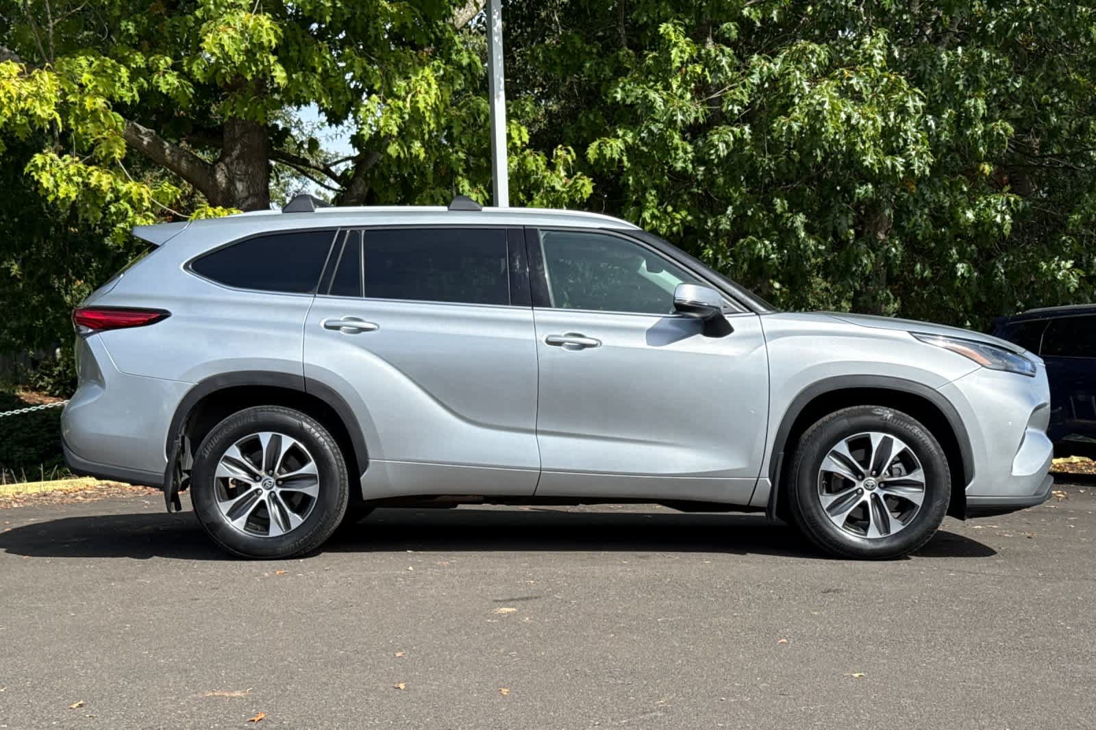 Used 2022 Toyota Highlander XLE AWD/4WD image 8