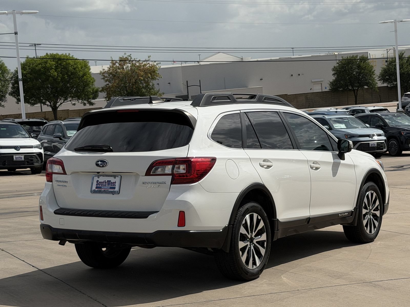 Used 2017 Subaru Outback 2.5i Limited AWD/4WD image 4