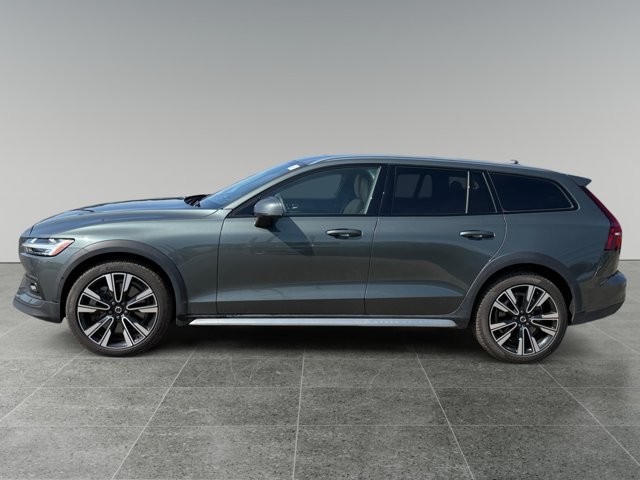 Used 2026 Volvo V60 B5 Cross Country Ultra w/ Climate Package AWD/4WD image 3