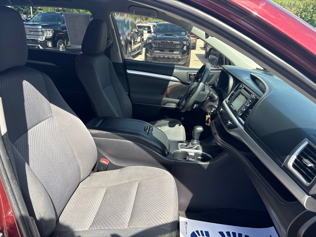 Used 2019 Toyota Highlander LE AWD/4WD image 28