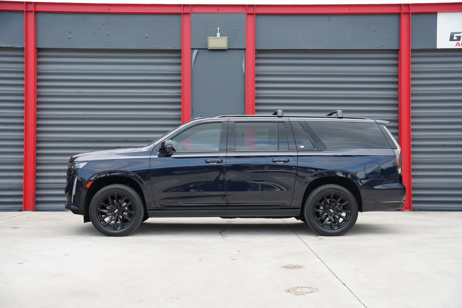 Used 2023 Cadillac Escalade ESV Sport Platinum w/ LPO, ONYX Package RWD image 3